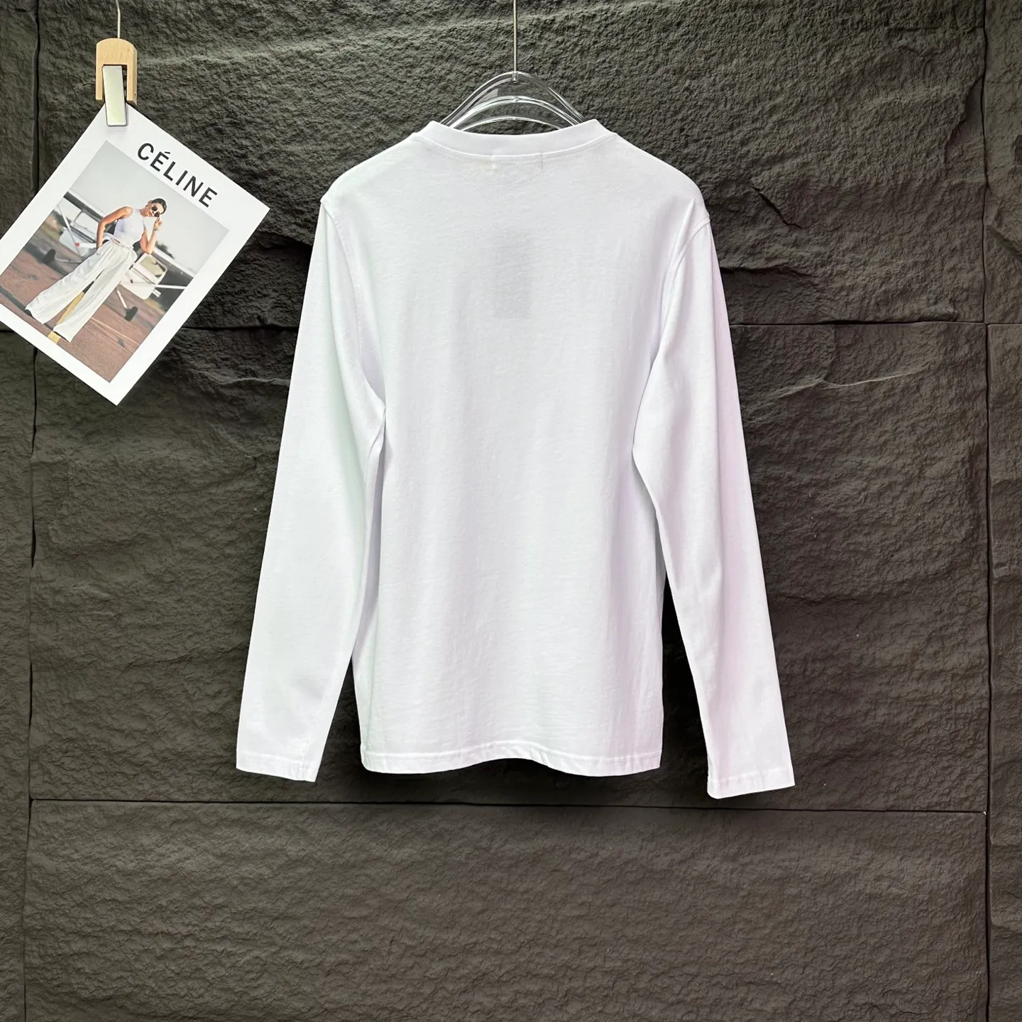 P180 Ralph Lauren 2025 new classic embroidered logo couple's style long-sleeved T-shirt 🔥High version🔥High version🔥 Original fabric Digital direct printing technology Same style as Internet celebrity star High version High quality😘😘 The fabric is made of 280g pure cotton fabric. It feels super comfortable, fashionable and individual. A long-sleeved T-shirt that is super versatile and good-looking. It is very suitable for both men and women. It is a must-have for everyone. Packaging and tags Collar label washed wheat complete 👍 Color: White Size: S-XL